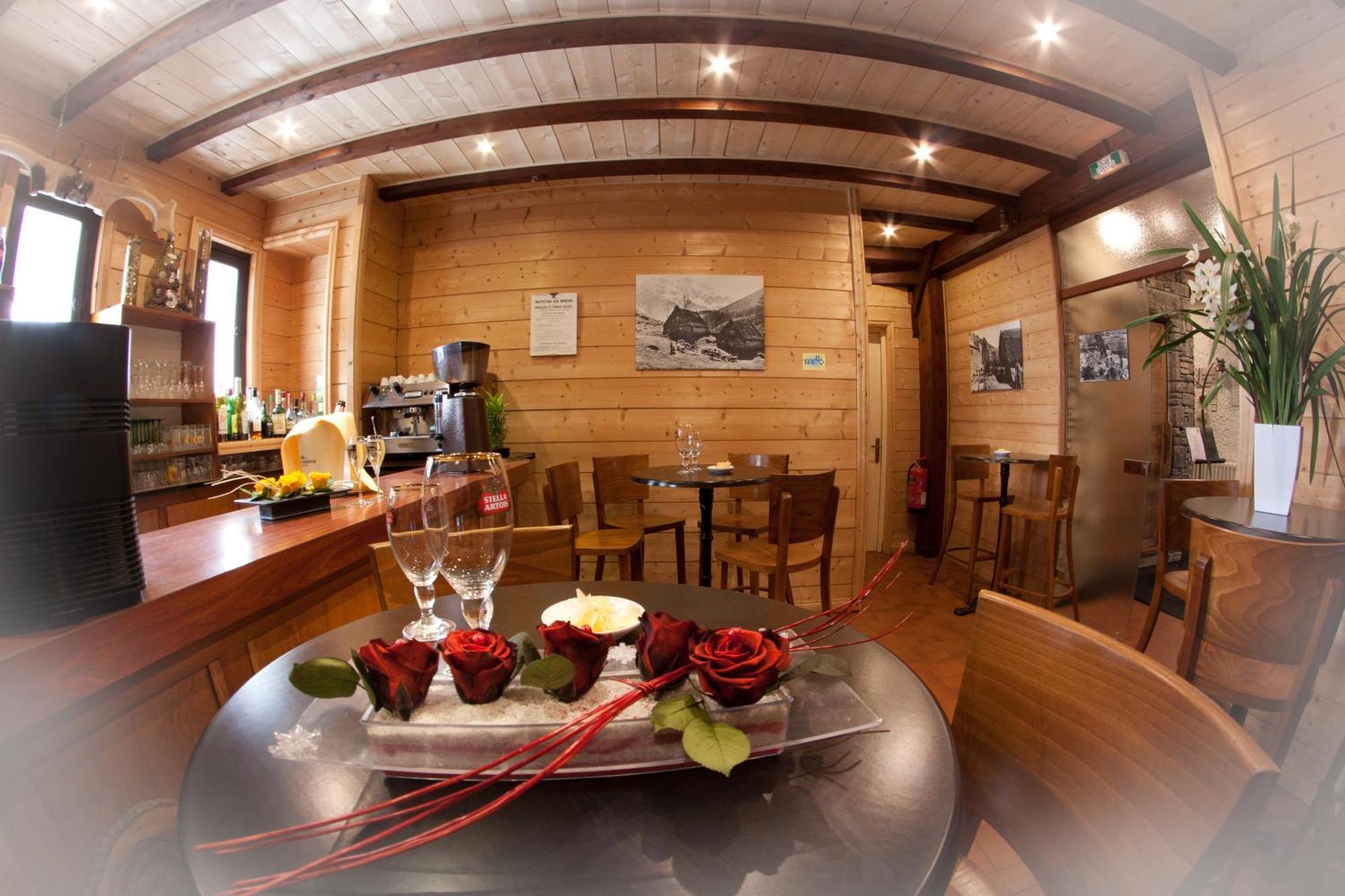 Hotel - Restaurant - Bar - Le Sapin Fleuri Bourg d'Oueil Экстерьер фото