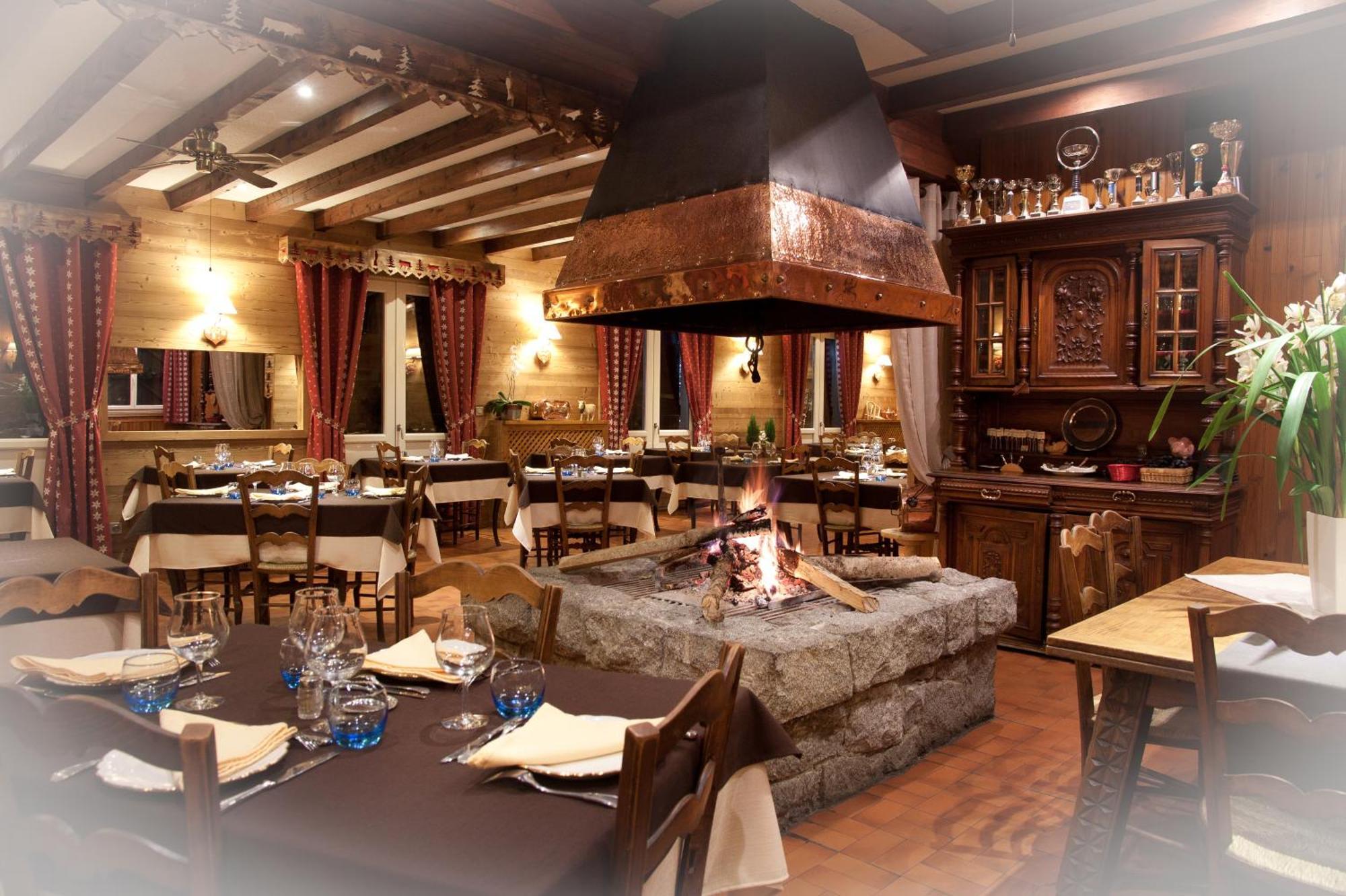 Hotel - Restaurant - Bar - Le Sapin Fleuri Bourg d'Oueil Экстерьер фото
