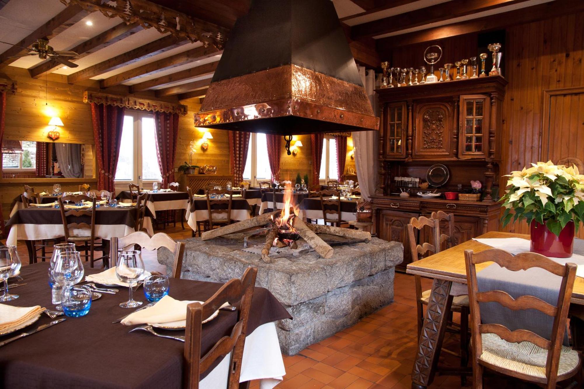 Hotel - Restaurant - Bar - Le Sapin Fleuri Bourg d'Oueil Экстерьер фото