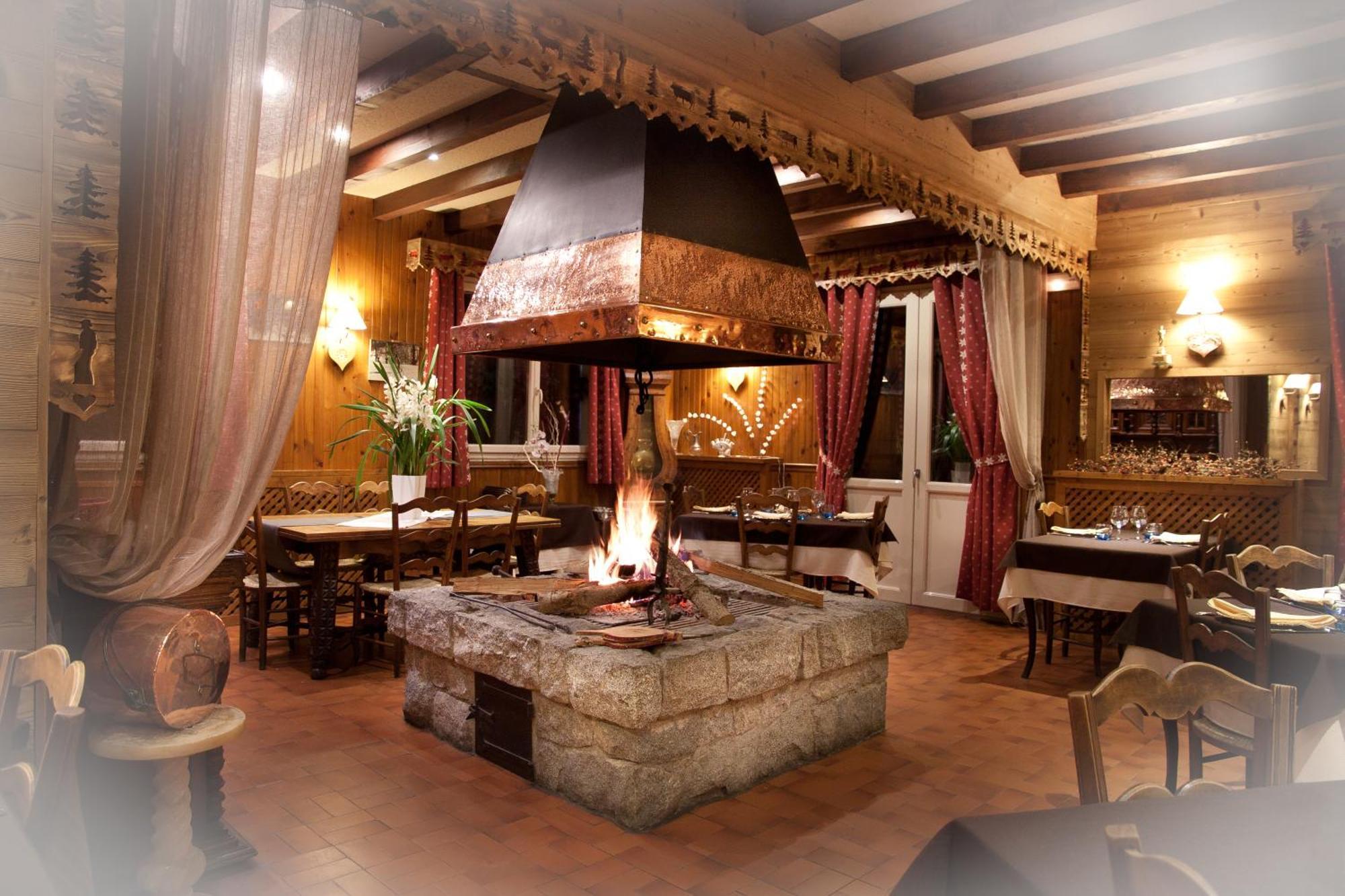 Hotel - Restaurant - Bar - Le Sapin Fleuri Bourg d'Oueil Экстерьер фото